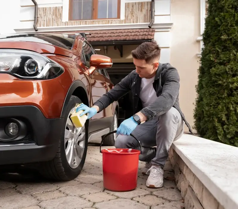 Lavage auto à domicile Saint-Paul-les-Fonts : professionnel intervenant sur un véhicule